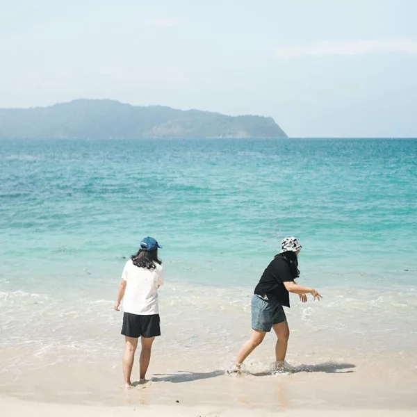 main di pantai teluk hijau