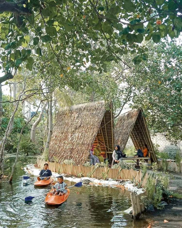 banyak-pondok-untuk-bersantai pantai cacalan