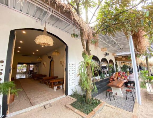 Cafe Tropis di Banyuwangi, Lantai dari Pasir Pantai!