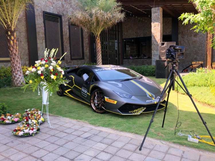 mobil-lamborghini-terparkir-elegan-di-depan-cafe