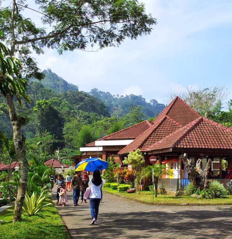 patung-gandrung-menari-sendiri