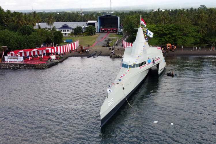 pengunjung-bisa-melihat-kapal-militer-modern