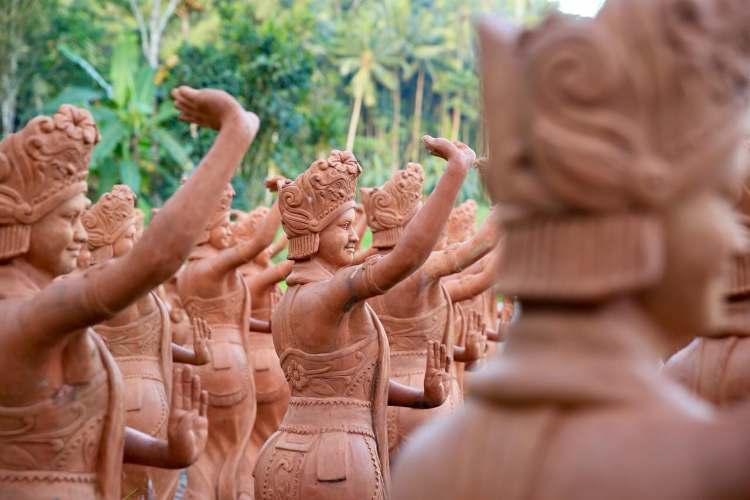 pepohonan-rimbun-dan-tinggi-di-dekat-patung