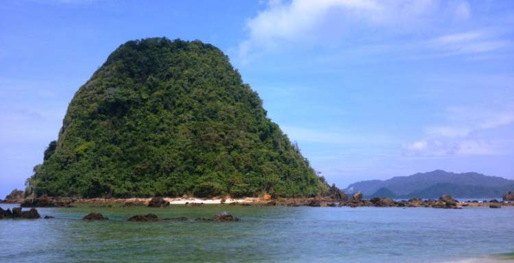 pulau-merah tempat camping di banyuwangi