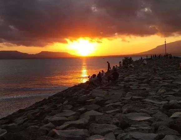 Pantai Ancol Plengsengan Banyuwangi: Keindahan Tersembunyi yang Memikat