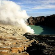 Cara Pesan Tiket Kawah Ijen dan Syarat Pendakiannya, Catat!