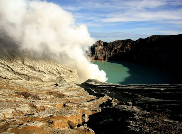 Cara Pesan Tiket Kawah Ijen dan Syarat Pendakiannya, Catat!