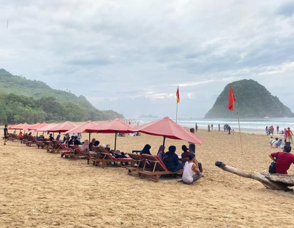 Apa Saja yang Terdapat di Pantai Pulau Merah? Ini Daya Tariknya