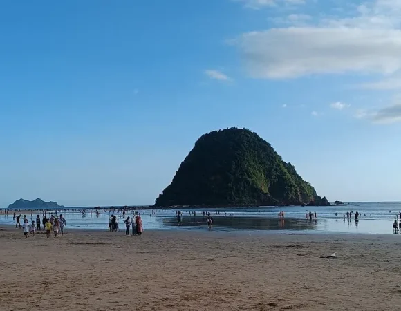 Apa yang Menarik dari Pulau Merah? Inilah Pesona Alamnya