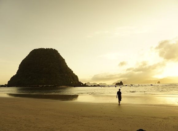 Pantai Lampon Banyuwangi, Surga Tersembunyi yang Eksotis