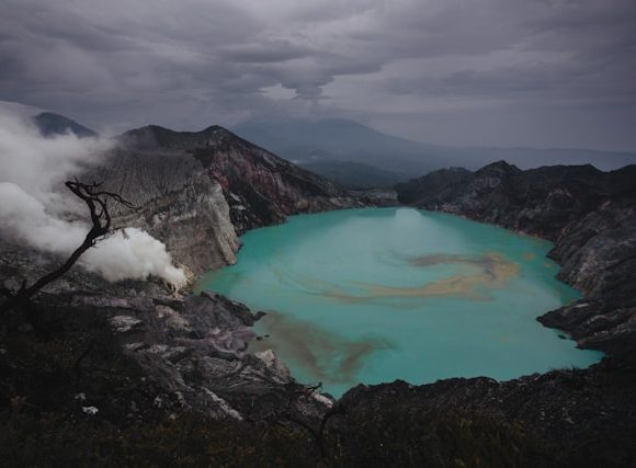 6 Aktivitas Seru di Kawah Ijen yang Tak Boleh Dilewatkan, Catat!