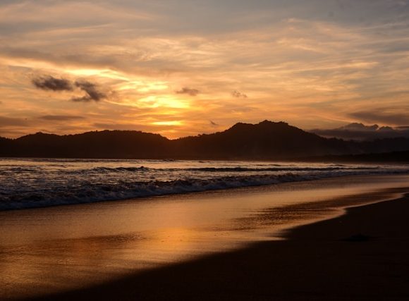 Wisata Pulau Merah Banyuwangi, Pesona Alam Ujung Pulau Jawa